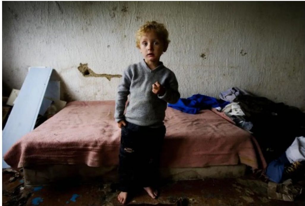 Enfant dans un logement modeste, illustration du programme solidaire
