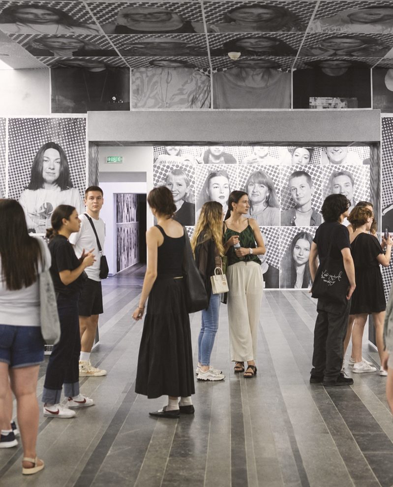 Visiteurs devant les portraits de l'exposition Consentir
