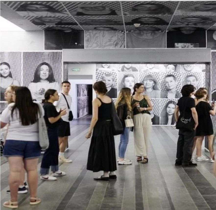 Espace d'exposition avec portraits aux murs