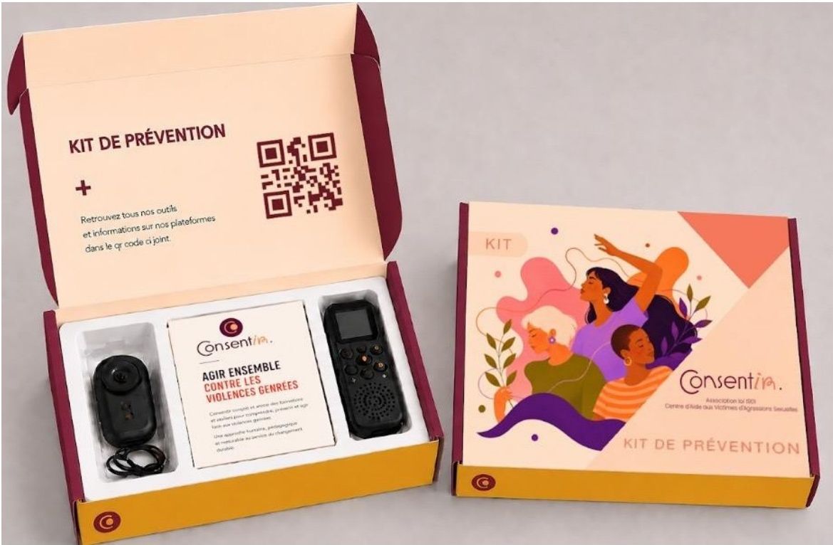Kit de prévention Consentir — boîte ouverte avec mini-caméra et carte