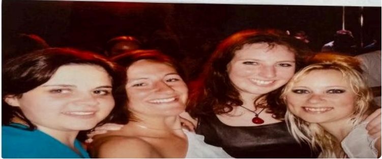 Nadine entourée de trois amies, souriantes