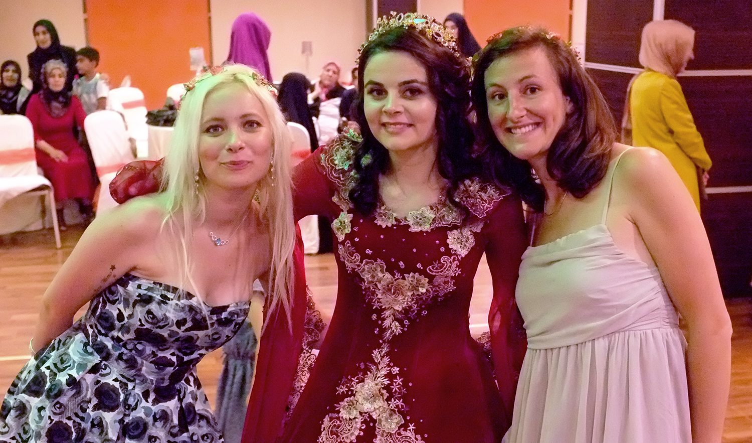 Nadine entourée de Marie et Eva lors d'une célébration