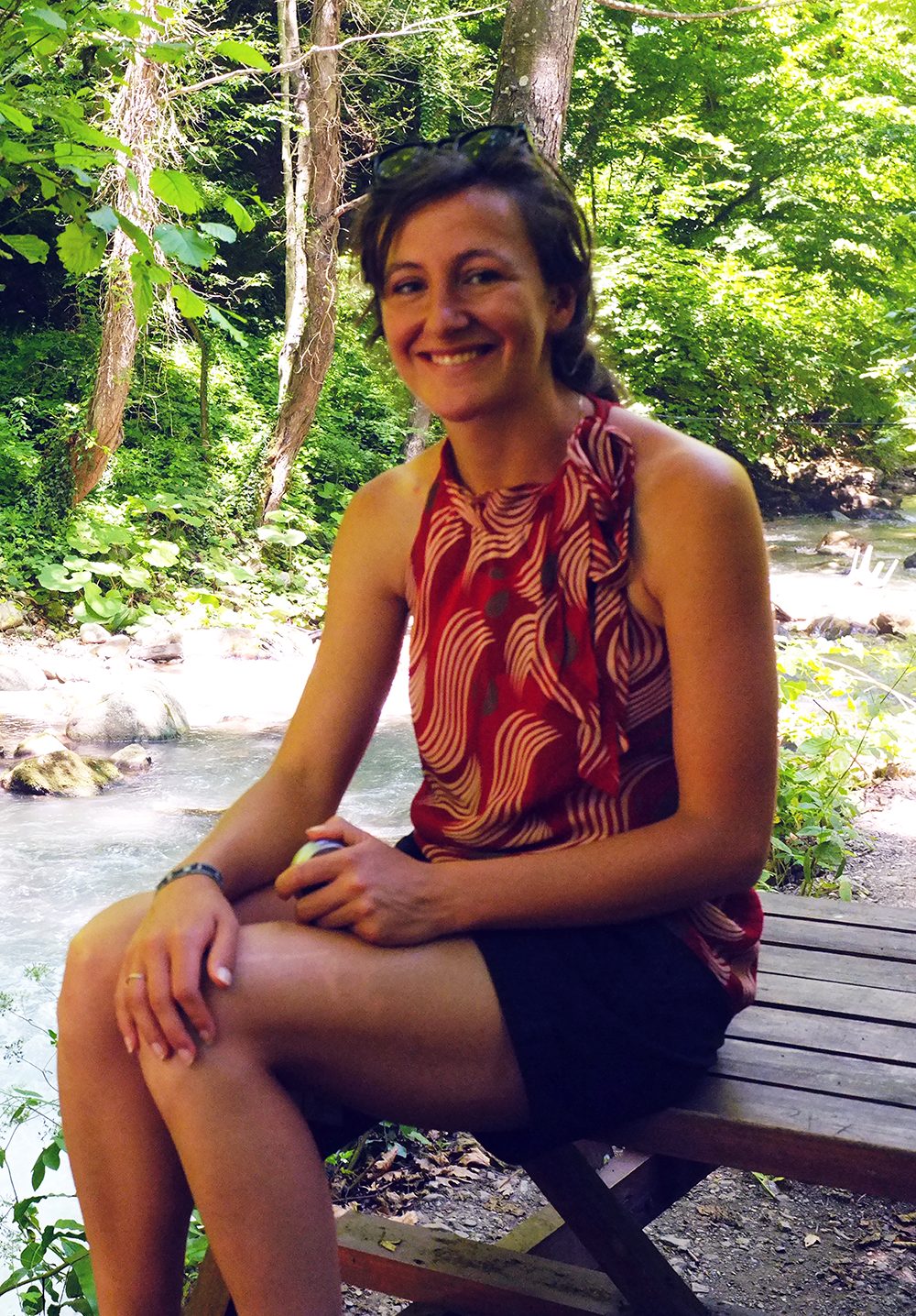 Nadine au bord d'une rivière