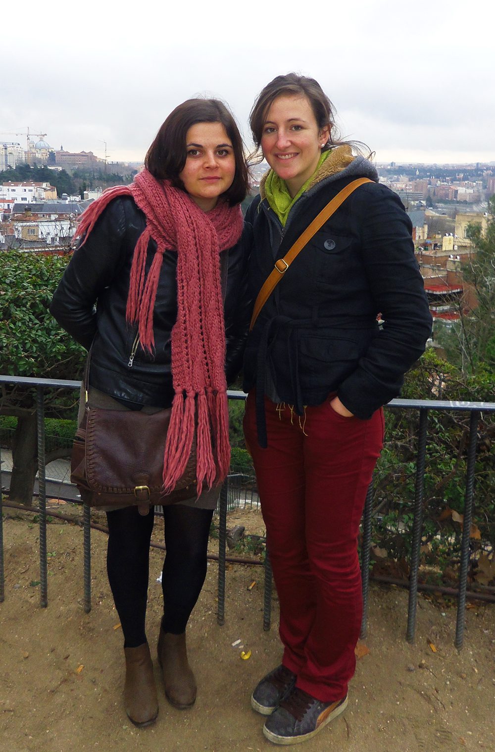 Nadine et une amie sur un belvédère