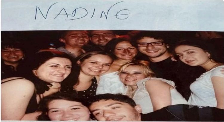 Polaroid d'un groupe d'amis souriant, le prénom NADINE écrit au-dessus