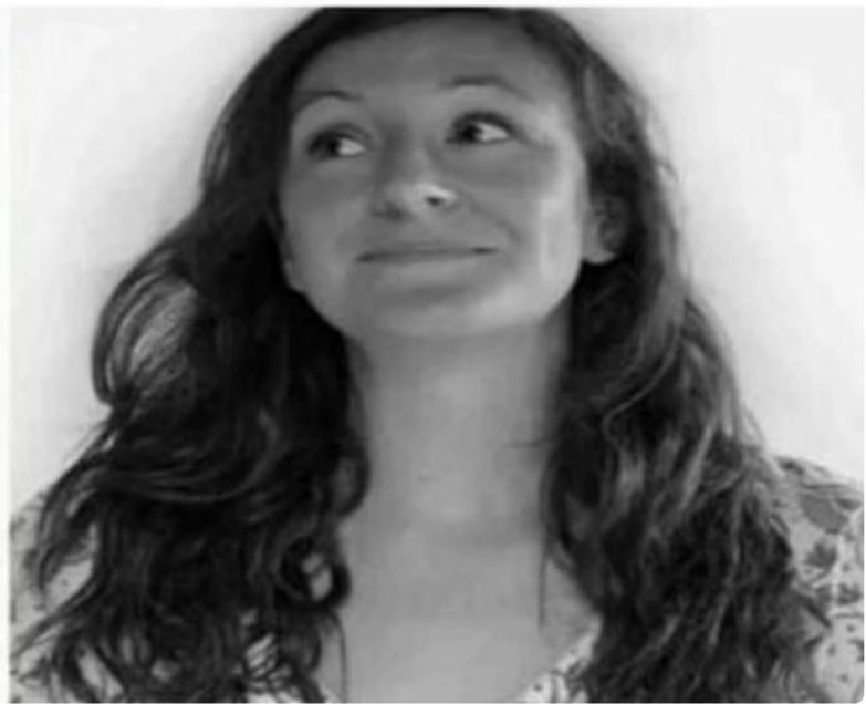 Portrait noir et blanc de Nadine, souriante