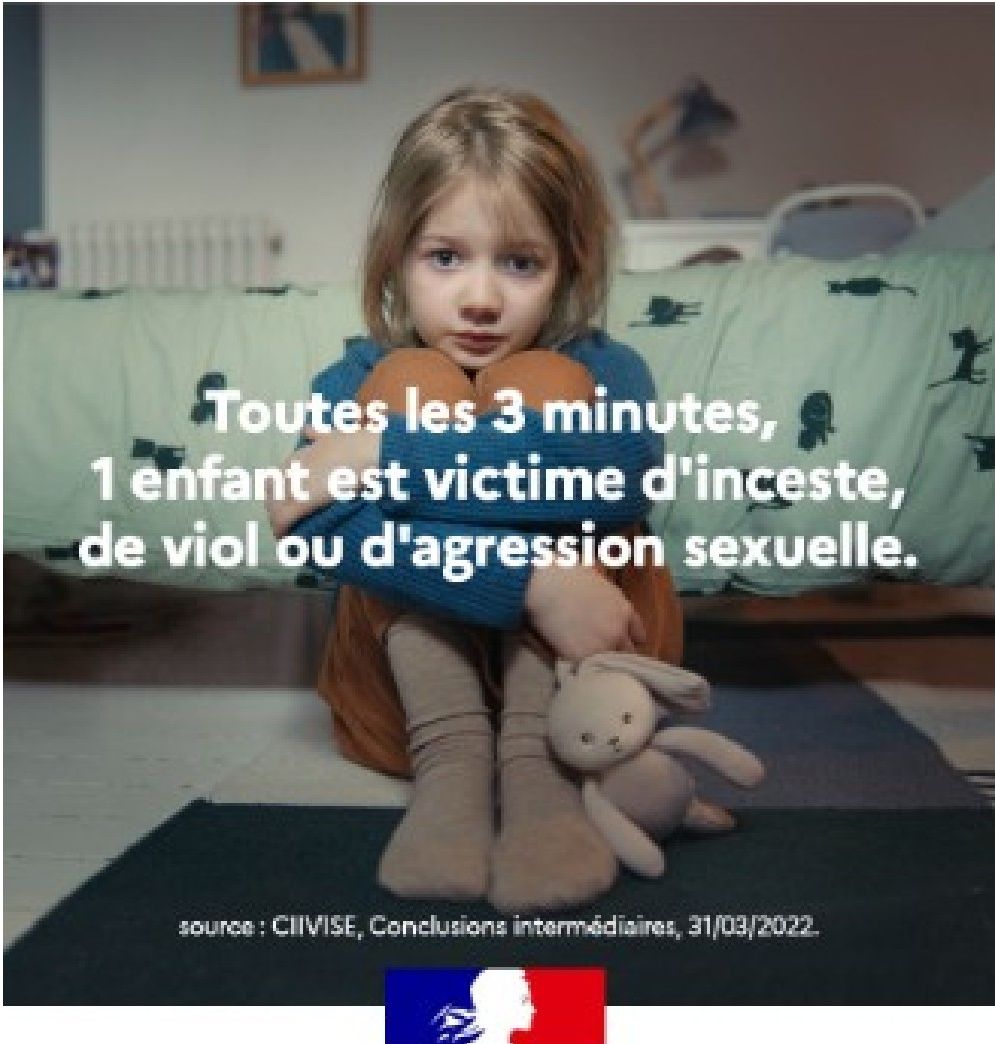 Enfant assise au sol serrant un doudou