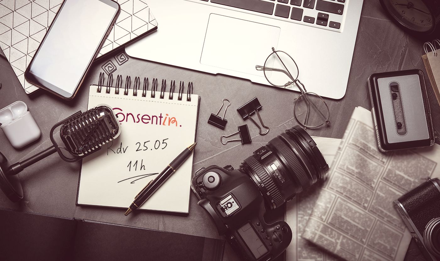 Bureau presse Consentir : carnet, appareil photo et microphone